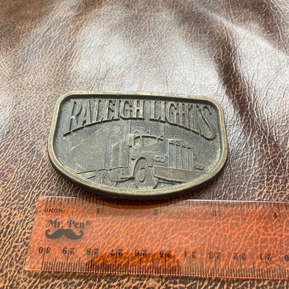 VTG Raleigh Lights Brass Belt Buckle Semi-Truck Cigarettes Tobacco 70s Trucker - Picture 3 of 3